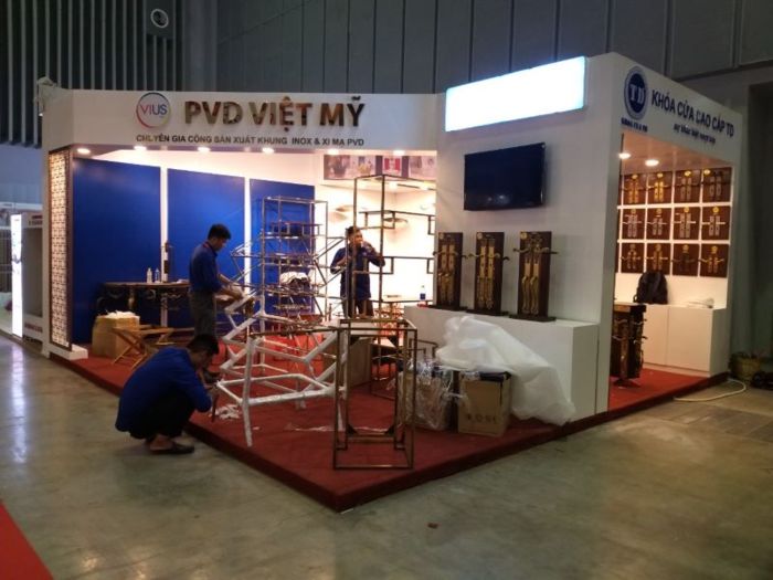 Đội ngũ thi công tiến hành lắp đặt khung sườn, hệ thống điện, đèn,...