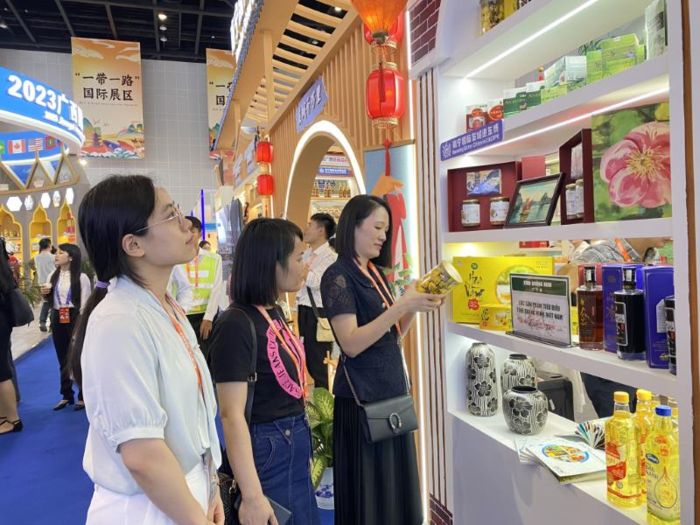 Khu vực trải nghiệm sản phẩm gọn gàng, lối đi thông thoáng