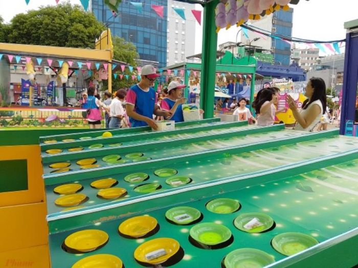 Tổ chức mini game và quà tặng giúp gian hàng giữ chân khách tham quan hiệu quả