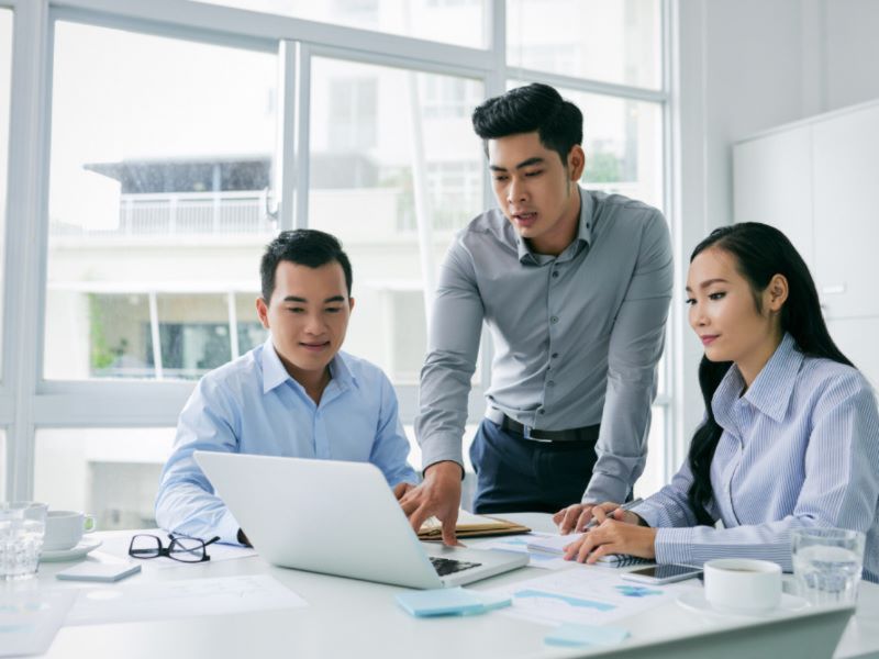 Đội ngũ thiết kế và khách hàng cùng trao đổi ý tưởng gian hàng