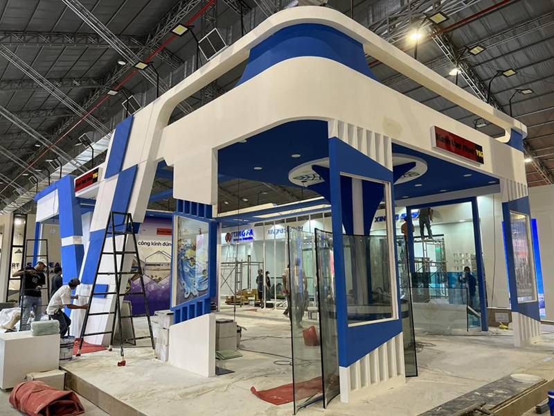 Thi công gian hàng sử dụng vật liệu thân thiện và kết cấu dễ lắp đặt.