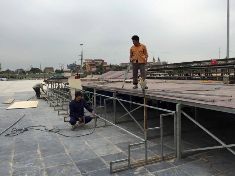 Thi công sân khấu vững chắc, đảm bảo tải trọng cho thiết bị và nhân sự