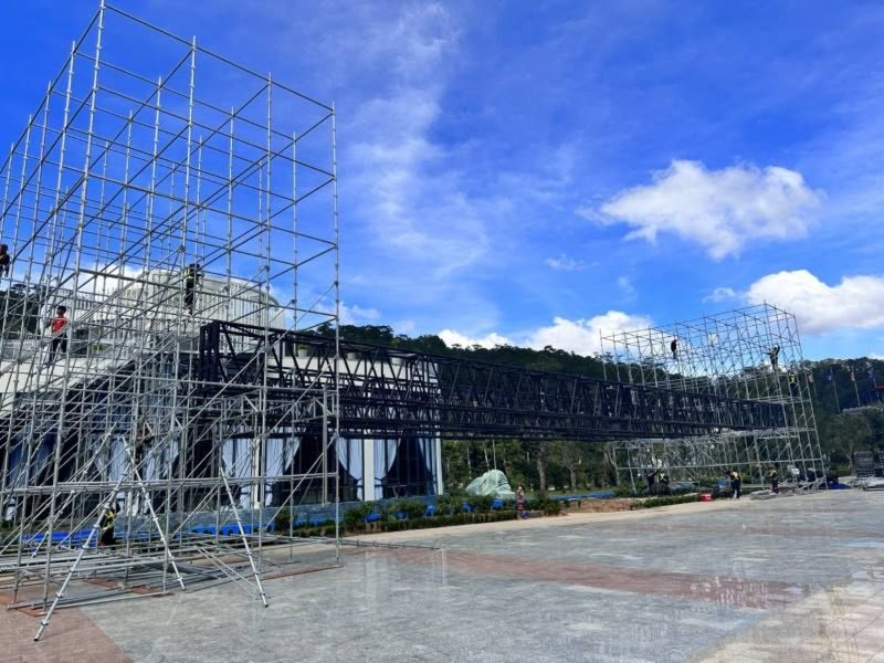 Công nhân lắp dựng khung sân khấu với thiết bị an toàn chuyên dụng