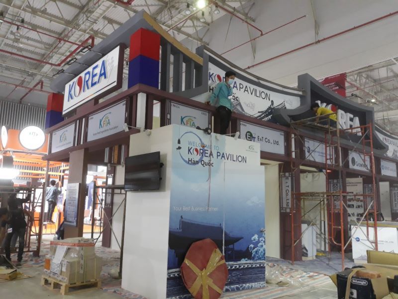 Đội ngũ thi công Stand Builder Việt Nam làm việc tại sự kiện lớn
