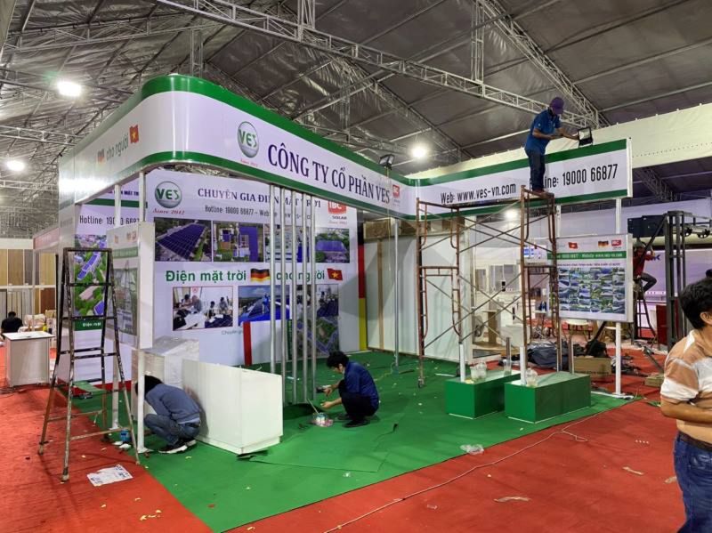 Đội ngũ thi công đang hoàn thiện gian hàng trong nhà xưởng