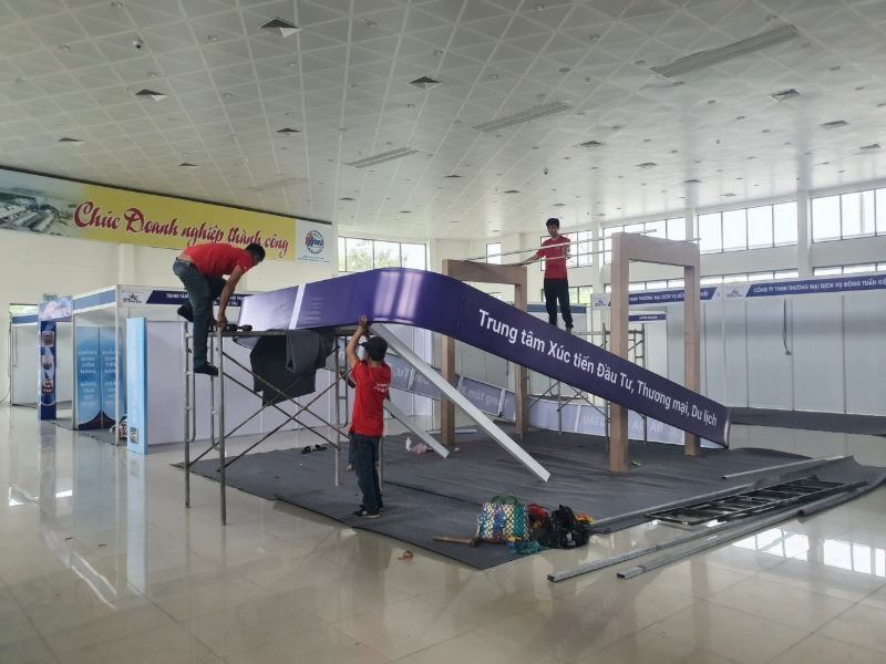 Đội ngũ thi công chuyên nghiệp đang hoàn thiện gian hàng quy mô lớn