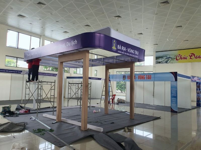 Nhân công thi công cẩn thận từng chi tiết khung gian hàng