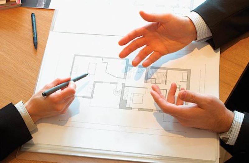 Đội ngũ thi công trao đổi chi tiết cùng Ban tổ chức sự kiện